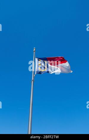 Bandiera dello Stato del North Carolina contro il cielo blu Foto Stock