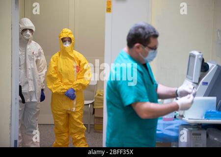 Roma, Italia. 17 Aprile 2020. Il personale sanitario lavora all'interno dell'area Covid dell'Ospedale militare di Policlinico Militare Celio, dove è stato sequenziato il genoma di Coronavirus (COVID-19). (Foto di Davide Fracassi/Pacific Press/Sipa USA) Credit: Sipa USA/Alamy Live News Foto Stock