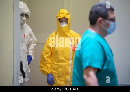 Roma, Italia. 17 Aprile 2020. Il personale sanitario lavora all'interno dell'area Covid dell'Ospedale militare di Policlinico Militare Celio, dove è stato sequenziato il genoma di Coronavirus (COVID-19). (Foto di Davide Fracassi/Pacific Press/Sipa USA) Credit: Sipa USA/Alamy Live News Foto Stock