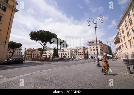 Roma, Italia. 18 Aprile 2020. Vista di Largo di Torre Argentina a Roma durante la pandemia di Covid-19 (Foto di Matteo Nardone/Pacific Press) Credit: Pacific Press Agency/Alamy Live News Foto Stock