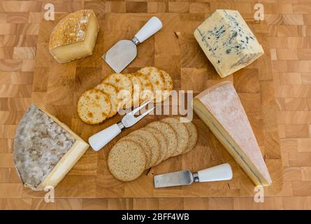 Cheeseboard: Formaggi artigianali Gorwydd Caerphilly (Galles), pecora Rustler (Somerset), Cashel Blue Cheese (Irlanda) & Morbier (Francia) cracker & oatcakes Foto Stock