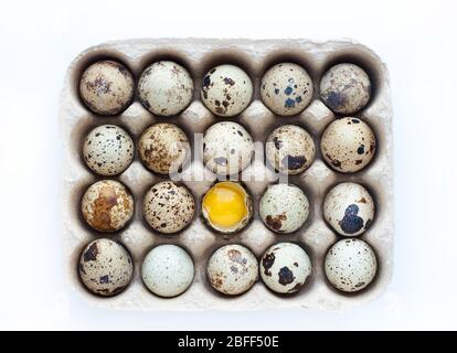 Uova di quaglia in una scatola su uno sfondo bianco. Cibo sano. Foto Stock