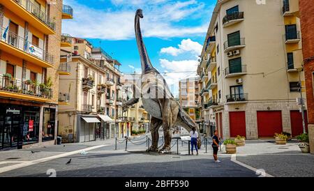 Italia Calabria Cosenza - corso Mazzini - Mostra dinosauri al Mab - Museo all'aperto Bilotti Foto Stock