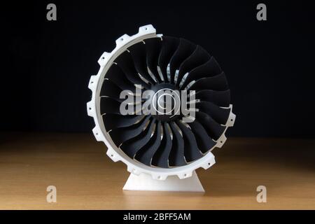 modello di scala con motore a getto stampato 3d. Alta bypass aereo turbofan plastica replica. Foto Stock