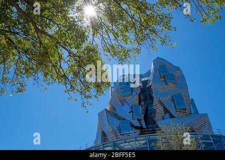 LUMA Arles centro culturale edificio rivestito in alluminio dell'architetto Frank Gehry ad Arles, Francia, Europa Foto Stock