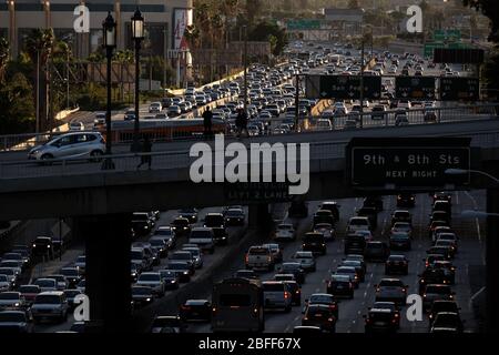Vista del traffico pesante di Los Angeles su una strada trafficata 110 Harbor Freeway nel centro città Foto Stock