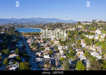 Vista aerea sopra il quartiere alla moda Silver Lake a Los Angeles, California Foto Stock