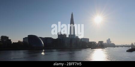 London Bridge, City Hall e The Shard in una giornata di sole a Londra - 2:19 Foto Stock