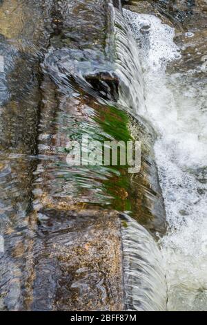 L'acqua fluente sembra essere un vetro a Des Moines Creek nello stato di Washington. Foto Stock