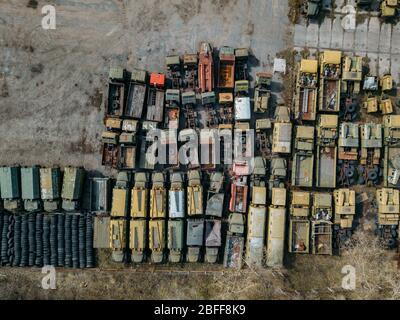 Vecchie auto militari russe arrugginite rotte per rottami di metallo, vista dall'alto Foto Stock