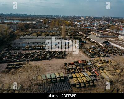 Vecchie auto militari russe arrugginite rotte per rottami di metallo, vista aerea Foto Stock