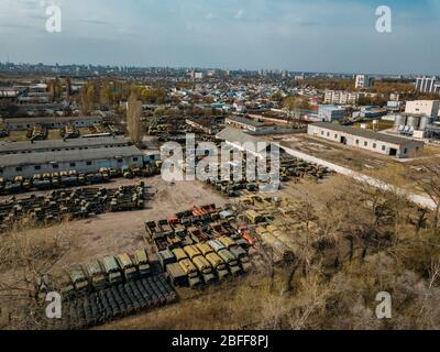 Vecchie auto militari russe arrugginite rotte per rottami di metallo in zona industriale, vista aerea Foto Stock