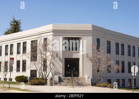 Helena, Montana - 8 aprile 2020: Edificio degli uffici del Dipartimento di Giustizia della Divisione veicoli a motore nel centro di Helena, Capitol Square. Autostrada Patrol e. Foto Stock