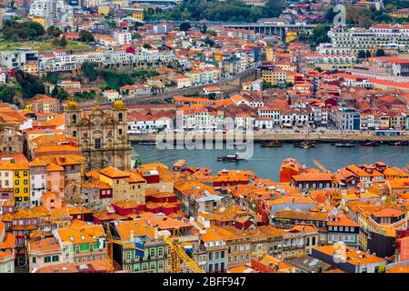 Vista aerea dei vecchi edifici storici della città di Porto e Vila Nova de Gaia con il fiume Douro, Portogallo Foto Stock