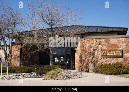Helena, Montana - 8 aprile 2020: Reparto di pesce, fauna selvatica e parco esterno edificio. Un'agenzia di applicazione della legge del governo per proteggere naturale e. Foto Stock