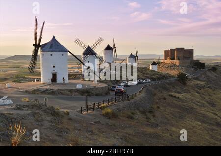 Tipici mulini a vento bianchi spagnoli (Molinos che appaiono a Don Quijote) circondati da un paesaggio secco a Consuegra, Toledo. Castilla la Mancha, Spagna. Foto Stock