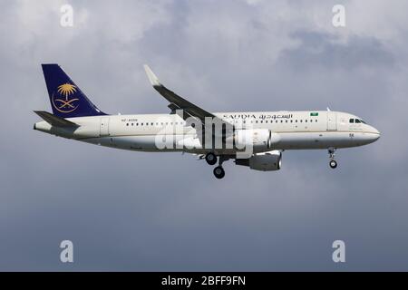 Istanbul / Turchia - 30 marzo 2019: Saudia Airbus A320 HZ-AS56 atterraggio aereo passeggeri all'aeroporto Ataturk di Istanbul Foto Stock