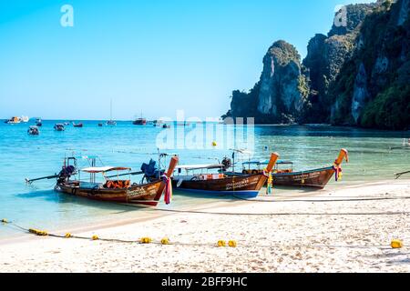 Costa e scogliere di Phi Phi Island, provincia di Krabi, Thailandia Foto Stock