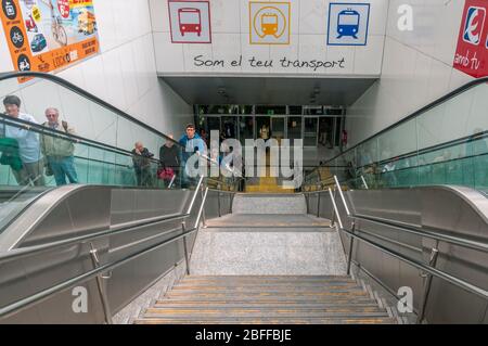 Palma di Maiorca, Isole Baleari/Spagna; 05/20/2015: Ingresso alla stazione della metropolitana Plaza de España a Palma di Maiorca. Pedoni, scale e ann Foto Stock