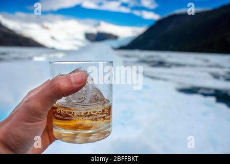 12 nel 30 è 12 anni whisky sulle rocce di 30.000 anni nella crociera rompighiaccio Capitan Constantino a Fjord Calvo sul bordo del Sarmiento Foto Stock