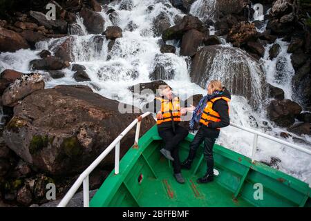 Cascata Maga da crociera rompighiaccio Capitan Constantino a Fjord Calvo sul bordo del canale del Sarmiento a Bernardo o'Higgins National Par Foto Stock