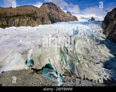 Veduta aerea del ghiacciaio Bernal nel fiordo di Las montanas sul bordo del canale del Sarmiento nel Parco Nazionale di Bernardo o'Higgins in Patagonia Cile fj Foto Stock