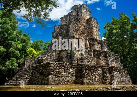 Estructura 8I-13 El Castillo a Chunyaxche Muyil Maya rovine, foresta pluviale vicino Tulum, Yucatan Peninsula, Quintana Roo, Messico Foto Stock