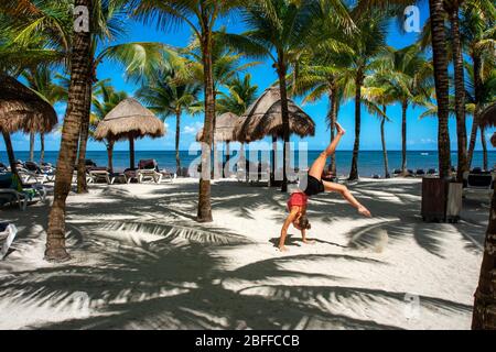 Turisti, acrobazie sulla spiaggia fuori dal Grand Palladium White Sand Resort and Spa in Riviera Maya, Yucatan Peninsula, Quintana Roo, Caribbean Coast, Mex Foto Stock