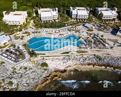 Vista aerea della piscina del TRS Grand Palladium White Sand Resort and Spa nella Riviera Maya, Penisola dello Yucatan, Quintana Roo, Costa dei Caraibi, Messico Foto Stock