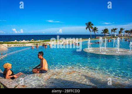 Piscina del TRS Grand Palladium White Sand Resort and Spa in Riviera Maya, Penisola dello Yucatan, Quintana Roo, Costa dei Caraibi, Messico Foto Stock