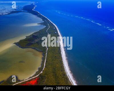 Veduta aerea della riserva di Punta Allen Sian Ka'an, Penisola dello Yucatan, Messico. Laguna rossa vicino al ponte Boca Paila. Nella lingua dei popoli maya che Foto Stock