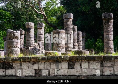 La piazza di mille colonne nella rovina Maya dell'UNESCO di Chichen Itza Sito Archeologico Penisola Yucatan, Quintana Roo, Costa dei Caraibi, Messico Foto Stock