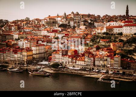 Porto, Portogallo, vista mozzafiato del quartiere di Riberia con case storiche e fiume Douro visto dal ponte di Dom Luis Foto Stock