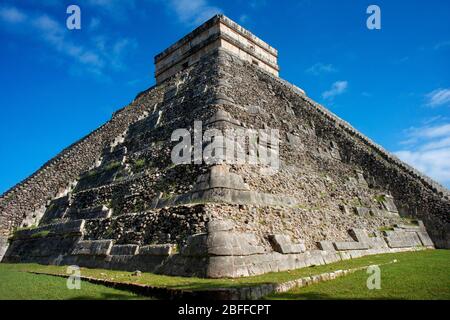 El Castillo, la Piramide di Kukulkán, è l'edificio più popolare nella rovina Maya dell'UNESCO del sito archeologico di Chichen Itza Penisola Yucatan, qui Foto Stock