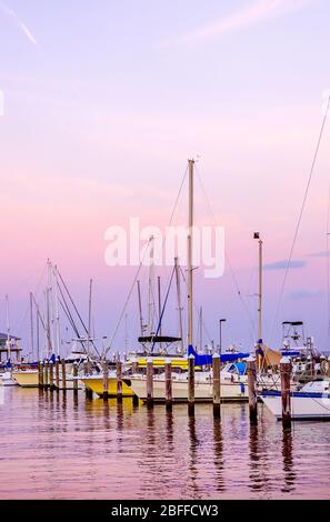 Yacht, barche a vela e imbarcazioni da diporto sono attraccati nel porto di Pass Christian al tramonto, 27 giugno 2013, a Pass Christian, Mississippi. Foto Stock