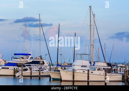 Yacht, barche a vela e imbarcazioni da diporto sono attraccati nel porto di Pass Christian al tramonto, 27 giugno 2013, a Pass Christian, Mississippi. Foto Stock