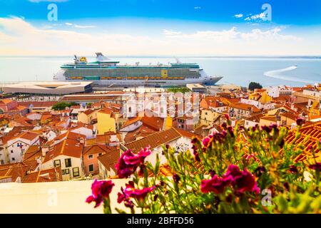 Miradouro de Santa Luzia punto di vista sul quartiere di Alfama e sul fiume Tago a Lisbona, Portogallo Foto Stock