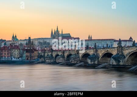Ponte Carlo e il panorama del castello di Praga durante l'ora d'oro, Praga, Repubblica Ceca Foto Stock