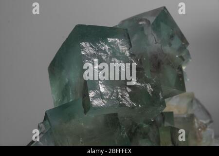 cristalli di fluorite verde cubica su matrice Foto Stock