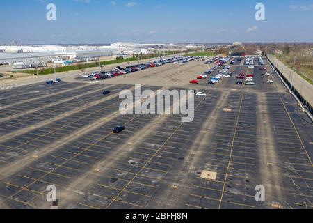 Detroit, Michigan, Stati Uniti. 18 Aprile 2020. Il parcheggio quasi vuoto dove i camion e le automobili costruiti da Fiat Chrysler normalmente aspettano il trasporto ai concessionari. Il cantiere è adiacente allo stabilimento di Jefferson North Assembly dell'FCA. Gli impianti Fiat Chrysler, insieme a quelli della Ford e della General Motors, sono stati chiusi a causa della pandemia di coronavirus. Credit: Jim West/Alamy Live News Foto Stock