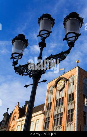 Lampada posta nel mercato principale, Bruges, Fiandre Occidentali, Belgio, Europa Foto Stock