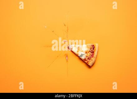Ultima fetta di pizza. Pizza semplice fatta solo con formaggio, pasta e salsa di pomodoro. Pizza quattro formati a base di mozzarella, gorgonzola e parmigiano Foto Stock