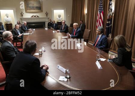 Washington, Stati Uniti d'America. 14 Aprile 2020. Il presidente Donald J. Trump incontra i dirigenti del settore sanitario martedì 14 aprile 2020, nella sala del gabinetto della Casa Bianca. Persone: Presidente Donald Trump Credit: Storms Media Group/Alamy Live News Foto Stock