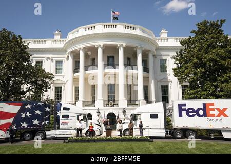 Washington, Stati Uniti d'America. 16 Apr 2020. Il presidente Donald J. Trump, Unito alla segretaria dei trasporti Elaine Chao, esprime le sue osservazioni durante un evento per celebrare i camionisti AmericaÕs giovedì 16 aprile 2020, sul prato meridionale della Casa Bianca. Persone: Presidente Donald Trump Credit: Storms Media Group/Alamy Live News Foto Stock