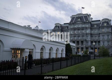 Washington, Stati Uniti d'America. 17 Aprile 2020. Il presidente Donald J. Trump esprime le sue osservazioni durante un briefing di aggiornamento sui coronavirus venerdì 17 aprile 2020, visto attraverso la porta della Sala di Briefing della Stampa James S. Brady della Casa Bianca persone: Presidente Donald Trump Credit: Storms Media Group/Alamy Live News Foto Stock