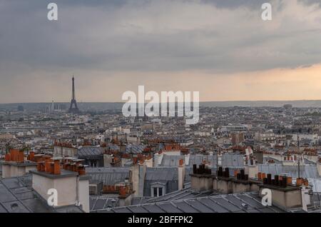 Una grande vista di Parigi dai tetti Foto Stock