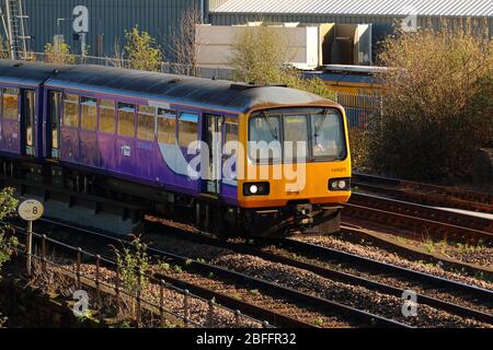 Un treno ferroviario britannico di classe 144 Pacer operato da Metro che opera tra Leeds e Sheffield Foto Stock