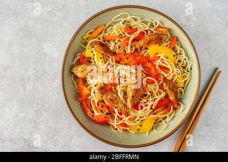 Vista dall'alto del vegan, frittura in un recipiente sfondo grigio Foto Stock