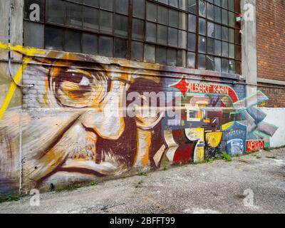 Un colorato murale sulle pareti del Russell Industrial Center di Detroit, MI, rende omaggio ad Albert Kahn, l'architetto che ha progettato il centro nel 1915. Il centro ospita ora studi e loft e funge da centro professionale per le arti commerciali e creative Foto Stock