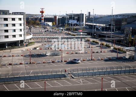 Amburgo, Germania. 18 Aprile 2020. Nel parcheggio deserte dell'aeroporto di Amburgo sono parcheggiate solo poche auto. Le regolari operazioni di volo all'aeroporto di Amburgo sono quasi giunte ad un punto di arresto a causa della Pandemia di Corona. L'aeroporto di Amburgo continua a operare voli di rimpatrio, voli merci, voli medici e i restanti servizi aerei. Credit: Christian Charisius/dpa/Alamy Live News Foto Stock